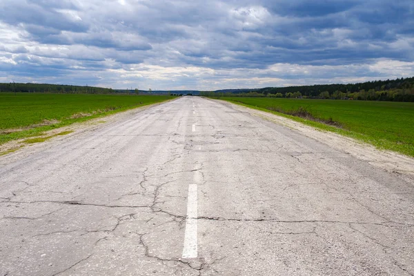 Estrada Que Estende Horizonte Entre Campos Céu Nublado Dia Primavera — Fotografia de Stock