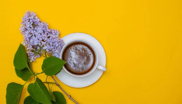 Чашка Кофе Ветвь Сирени Желтом Фоне — стоковое фото