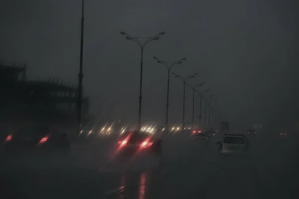 Noir Foto Los Coches Carretera Por Noche Una Tienda — Foto de Stock