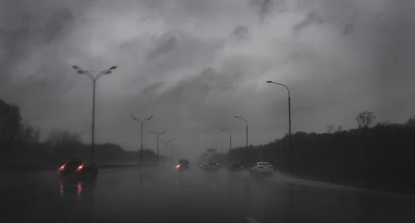 Noir Foto Los Coches Carretera Por Noche Una Tienda — Foto de Stock