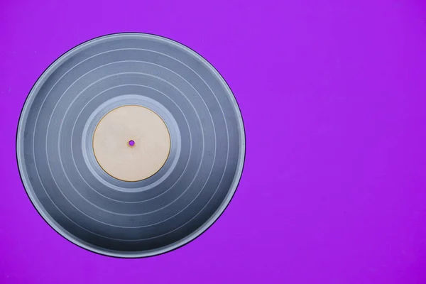 Alte Schallplatte Liegt Auf Violettem Hintergrund — Stockfoto