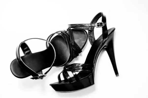 Schöne Frauen Glänzende Schwarze Stiletto Sandalen Auf Weißem Hintergrund — Stockfoto