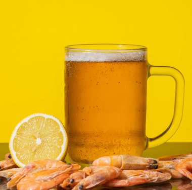 Bira bardağı ve limonlu karides.