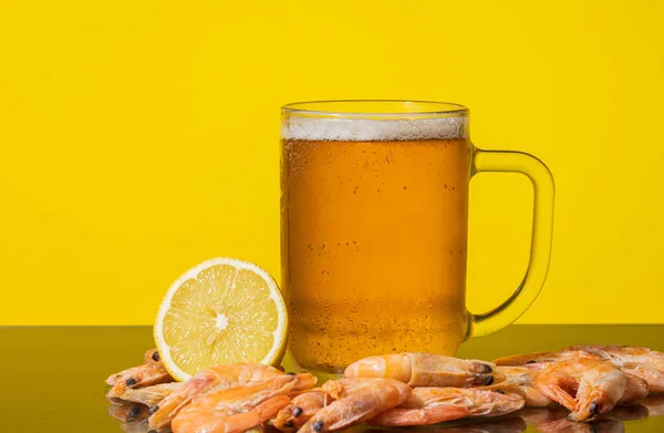 Becher Mit Bier Und Garnelen Mit Zitrone Auf Gelbem Hintergrund — Stockfoto