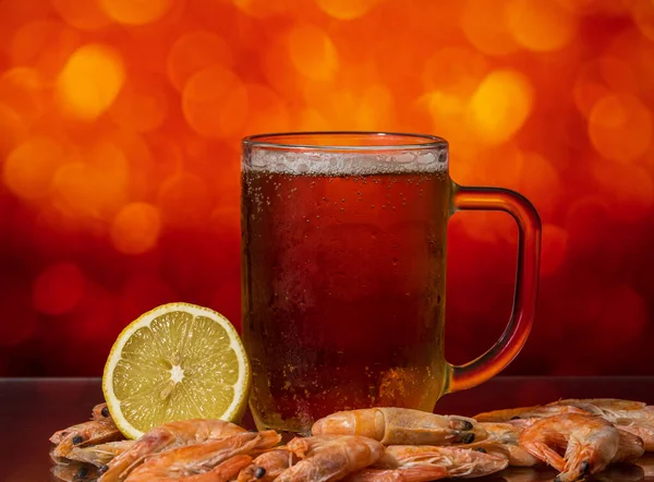 Becher Mit Bier Und Garnelen Mit Zitrone Auf Orangefarbenem Hintergrund — Stockfoto