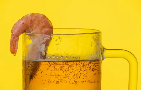 Becher Mit Bier Und Garnelen Auf Gelbem Hintergrund — Stockfoto