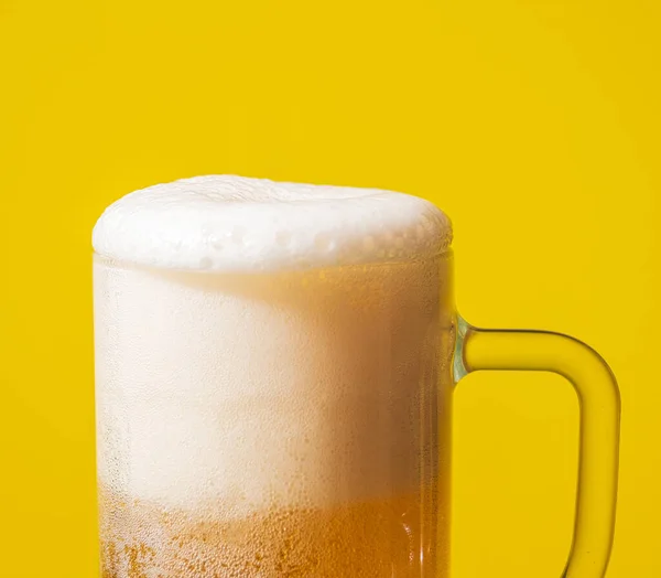 Полная Кружка Холодного Пенного Пива Желтом Фоне — стоковое фото