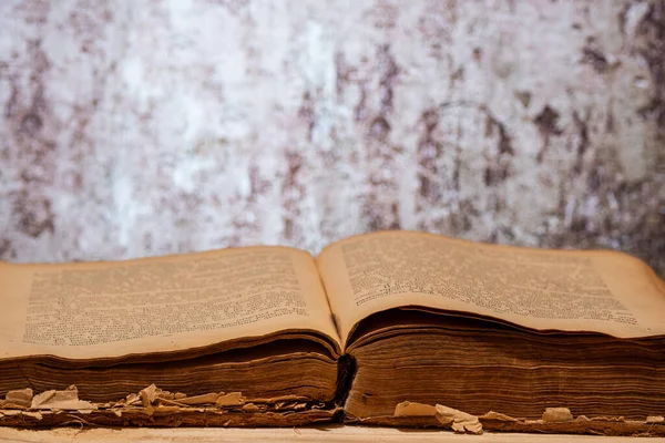 Vecchio Libro Aperto Giace Tavolo Legno — Foto Stock