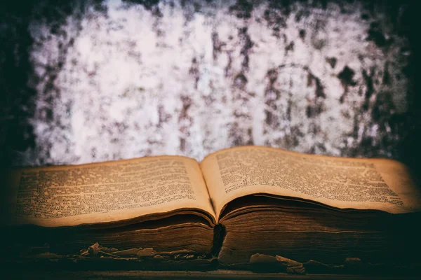 Vecchio Libro Aperto Giace Tavolo Legno — Foto Stock