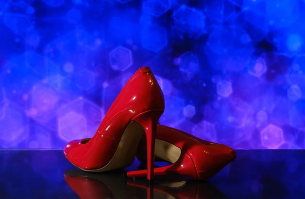 Mooi Patent Glanzend Vrouwelijk Rood Stiletto Hakken Wazig Achtergrond Met — Stockfoto