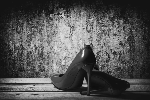 Beautiful Patent Shiny Womens Black Stiletto Heels Table Old Wall — Stock Photo, Image