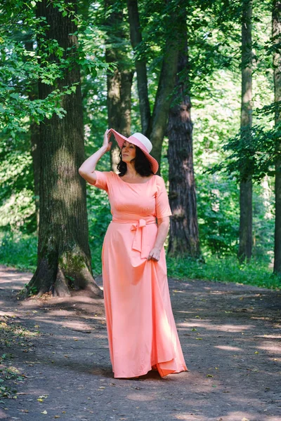 Schöne Erwachsene Frau Einem Langen Korallenkleid Und Einem Breiten Hut — Stockfoto