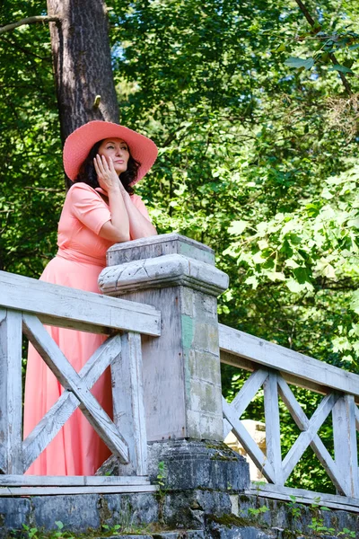 Beautiful Adult Woman Long Coral Dress Wide Hat Old Bridg — Stock Photo, Image