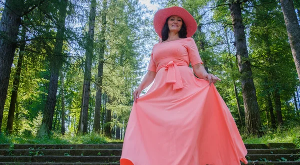 Beautiful Adult Woman Long Coral Dress Wide Hat Walks Summer — Stock Photo, Image