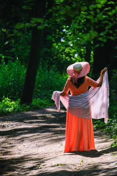 Beautiful Adult Woman Long Coral Dress Wide Hat Walks Summer — Stock Photo, Image