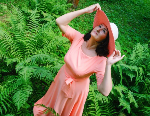 Красивая Взрослая Женщина Длинном Коралловом Платье Широкой Шляпе Ходит Толще — стоковое фото