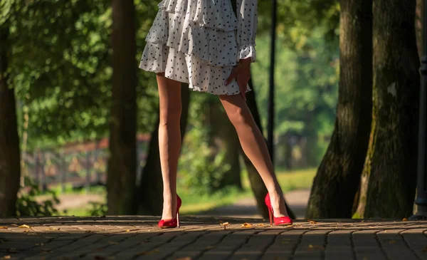 Красивые Стройные Женские Ноги Красных Блестящих Шпильках Треке — стоковое фото