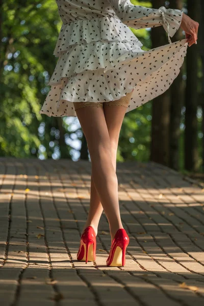 Красивые Стройные Женские Ноги Чулках Красные Блестящие Каблуки Треке — стоковое фото
