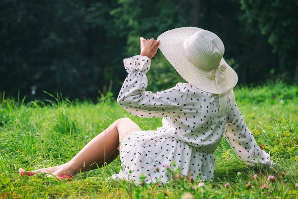 Женщина Коротком Летнем Платье Широкая Шляпа Покоится Зеленой Гра — стоковое фото