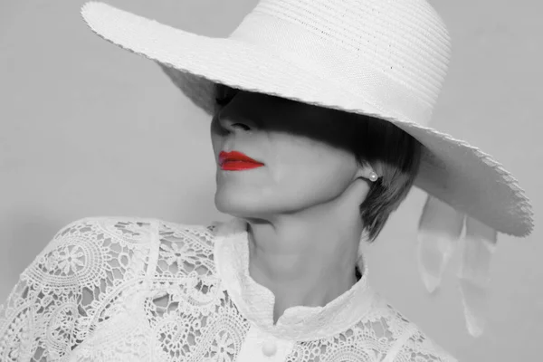 Ritratto Bianco Nero Una Donna Con Cappello Largo Bianco Rossetto — Foto Stock