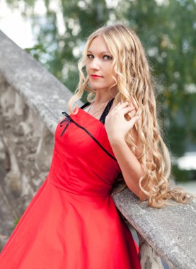 kadın değil korkuluk eğilir