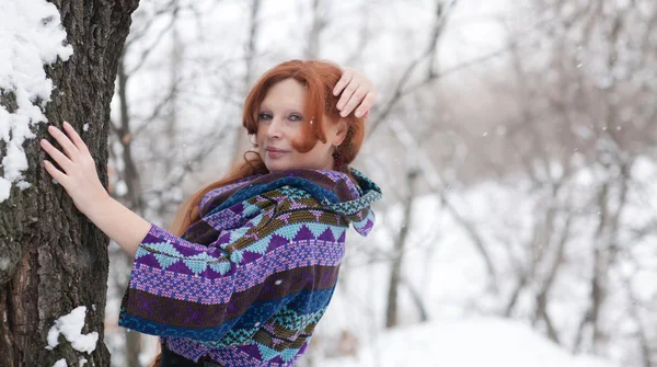 Bela mulher adulta no inverno — Fotografia de Stock