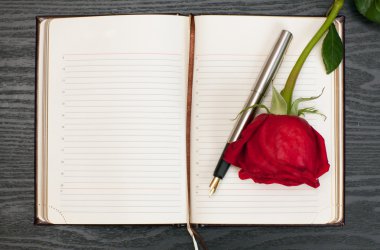 Defter masanın üstünde.