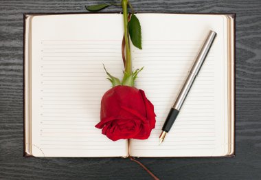 Defter masanın üstünde.