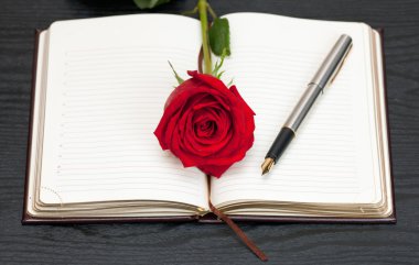 Defter masanın üstünde. 