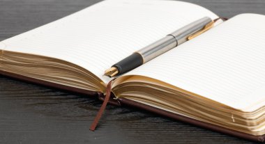 Defter masanın üstünde.