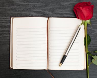 Defter masanın üstünde.