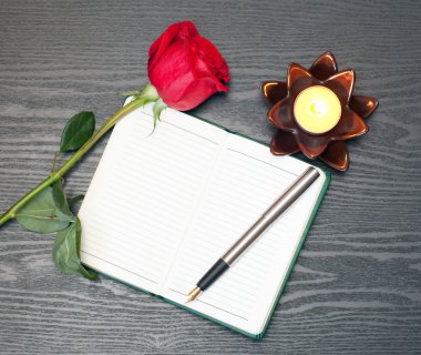 Defter masanın üstünde.