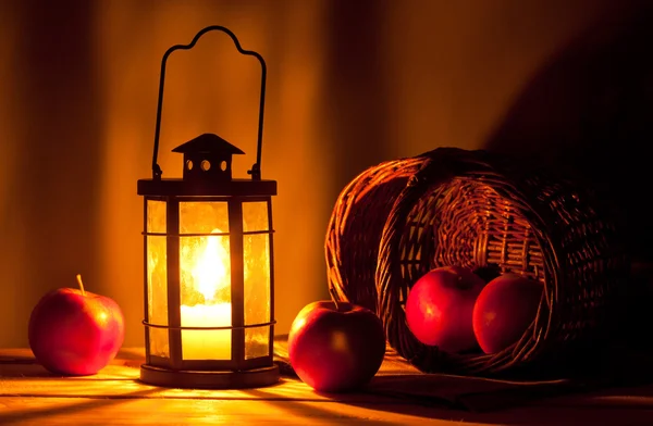 Świeca latarnia i jabłka — Zdjęcie stockowe