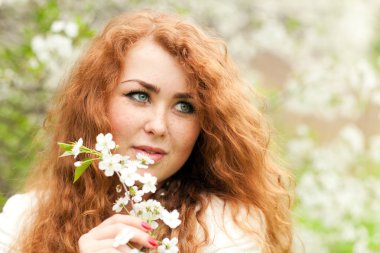 kadın ve kiraz çiçekleri