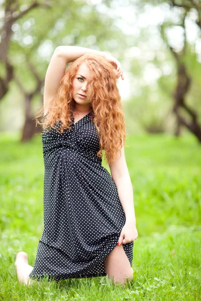 Frau auf dem Gras — Stockfoto