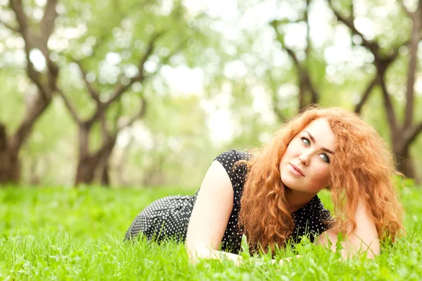 Femme sur l'herbe — Photo