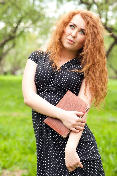 Mujer y libro — Foto de Stock