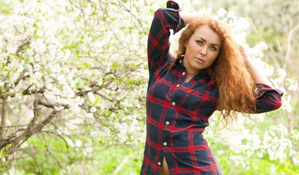 Frau und Kirschblüten — Stockfoto