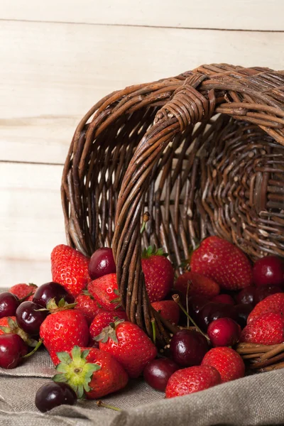 Berries and the basket — Stock Photo, Image