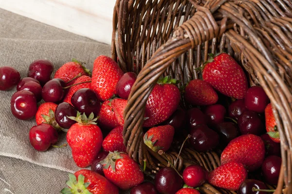 Berries and the basket — Stock Photo, Image