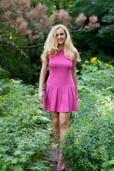 Woman on the footpath — Stock Photo, Image