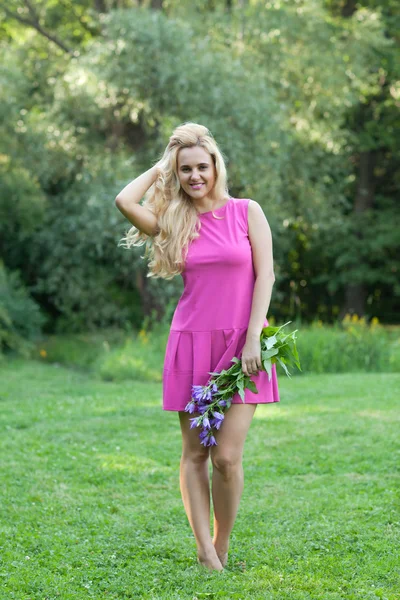 Frau mit Blumen — Stockfoto