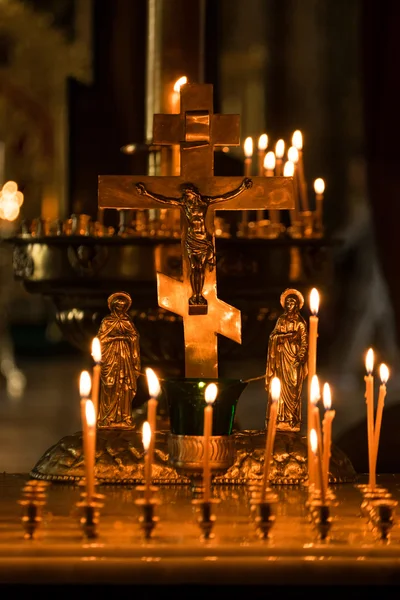 Svíčky a kříž — Stock fotografie