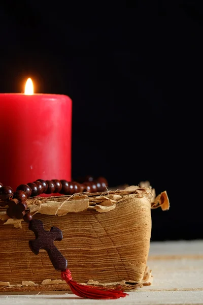 Крест и свечи — стоковое фото