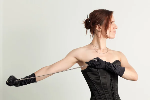 Mujer en un corsé y cadena — Foto de Stock