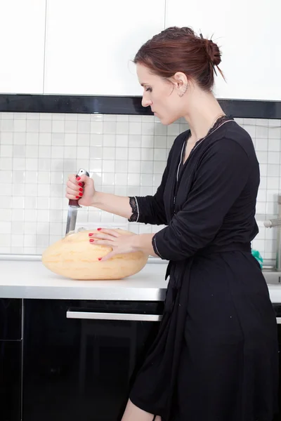 Perempuan memotong melon — Stok Foto