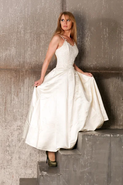Femeie în rochie albă — Fotografie, imagine de stoc