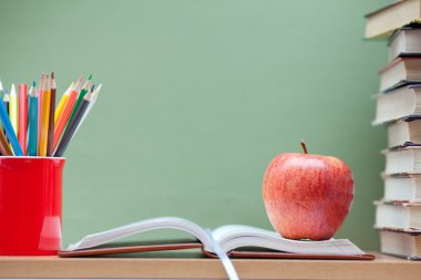 renkli kalemler ve kitaplar