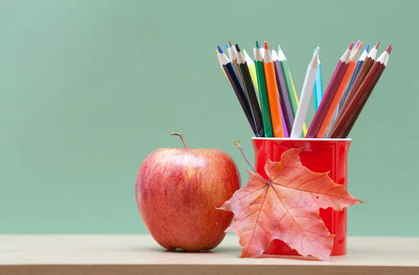 色鉛筆とアップル — ストック写真