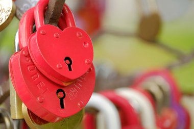 kalp şeklinde kilitleri